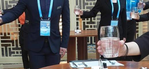 《你注视着远方，我注视着你》——雁栖岛主会场一带一路特邀礼仪培训师路佳广告设计